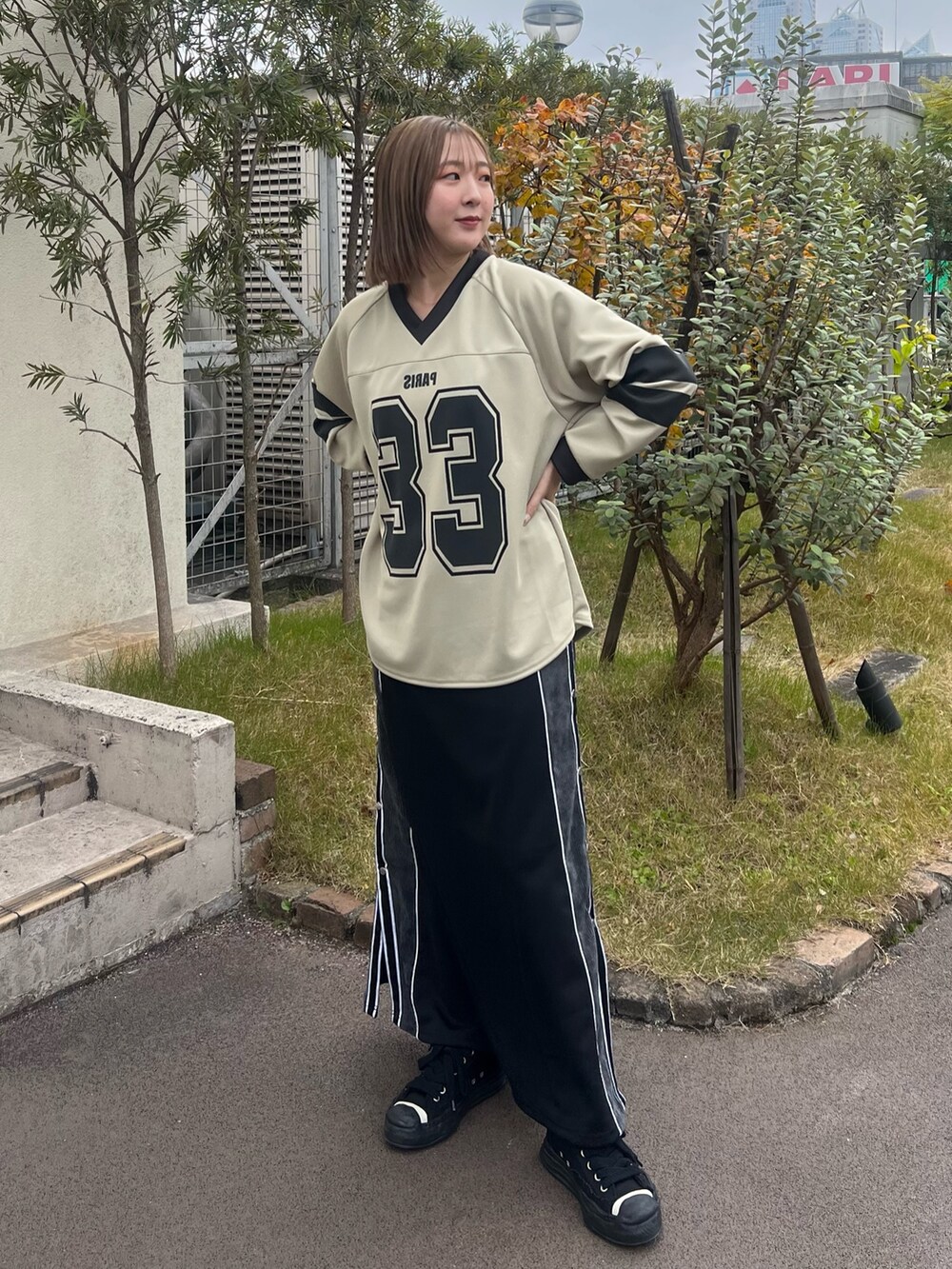 「ナンバリング、ラインスカート、ロングスカート」｜「CITY TOKYOのナンバープリントロンTEE（Tシャツ/カットソー、ベージュ系）」を使った、福田優花さん（レディース・163cm）の冬コーディネートの3枚目の写真
