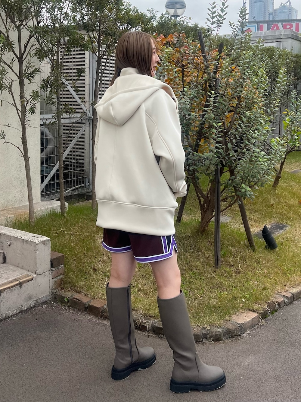 「ファッションを楽しもう、ナンバリング、バスパン、ショーツ」｜「CITY TOKYOのダンボールフーディーブルゾン（ブルゾン、ホワイト系）」を使った、福田優花さん（レディース・163cm）の冬コーディネートの3枚目の写真