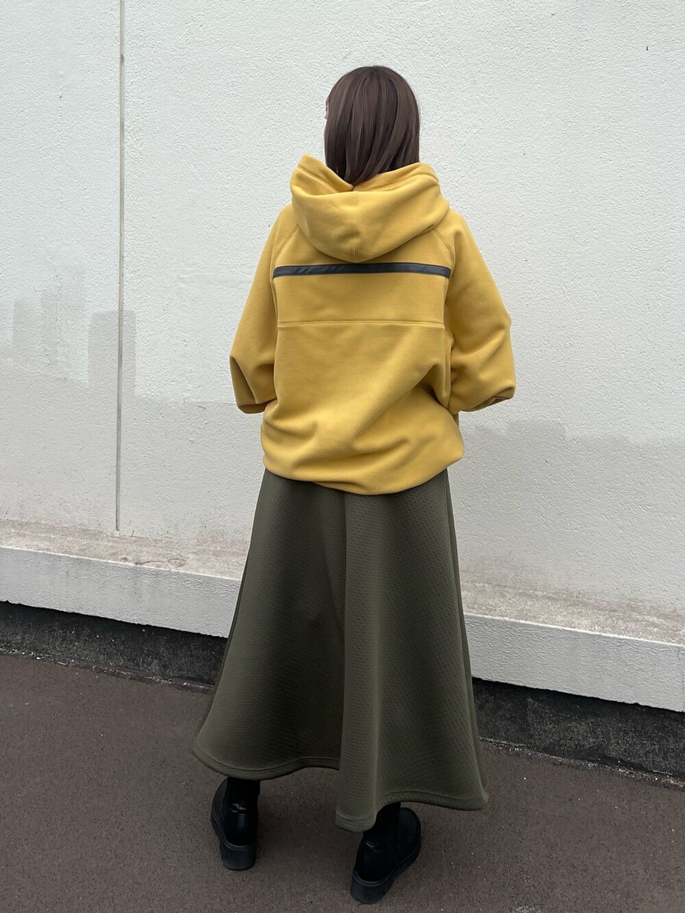 「フリース、パーカー、フレアスカート」｜「CITY TOKYOのハーフジップフリースオーバーパーカー（パーカー、イエロー系）」を使った、福田優花さん（レディース・163cm）の冬コーディネートの2枚目の写真