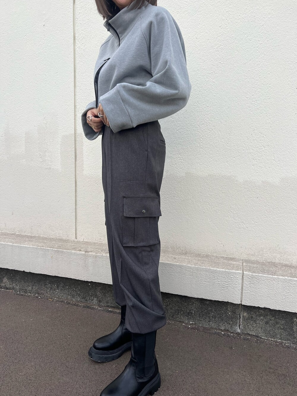 「ショート丈、スウェット、カーゴパンツ」｜「CITY TOKYOのジップアップショートトレーナースウェット（スウェット、グレー系）」を使った、福田優花さん（レディース・163cm）の秋コーディネートの5枚目の写真