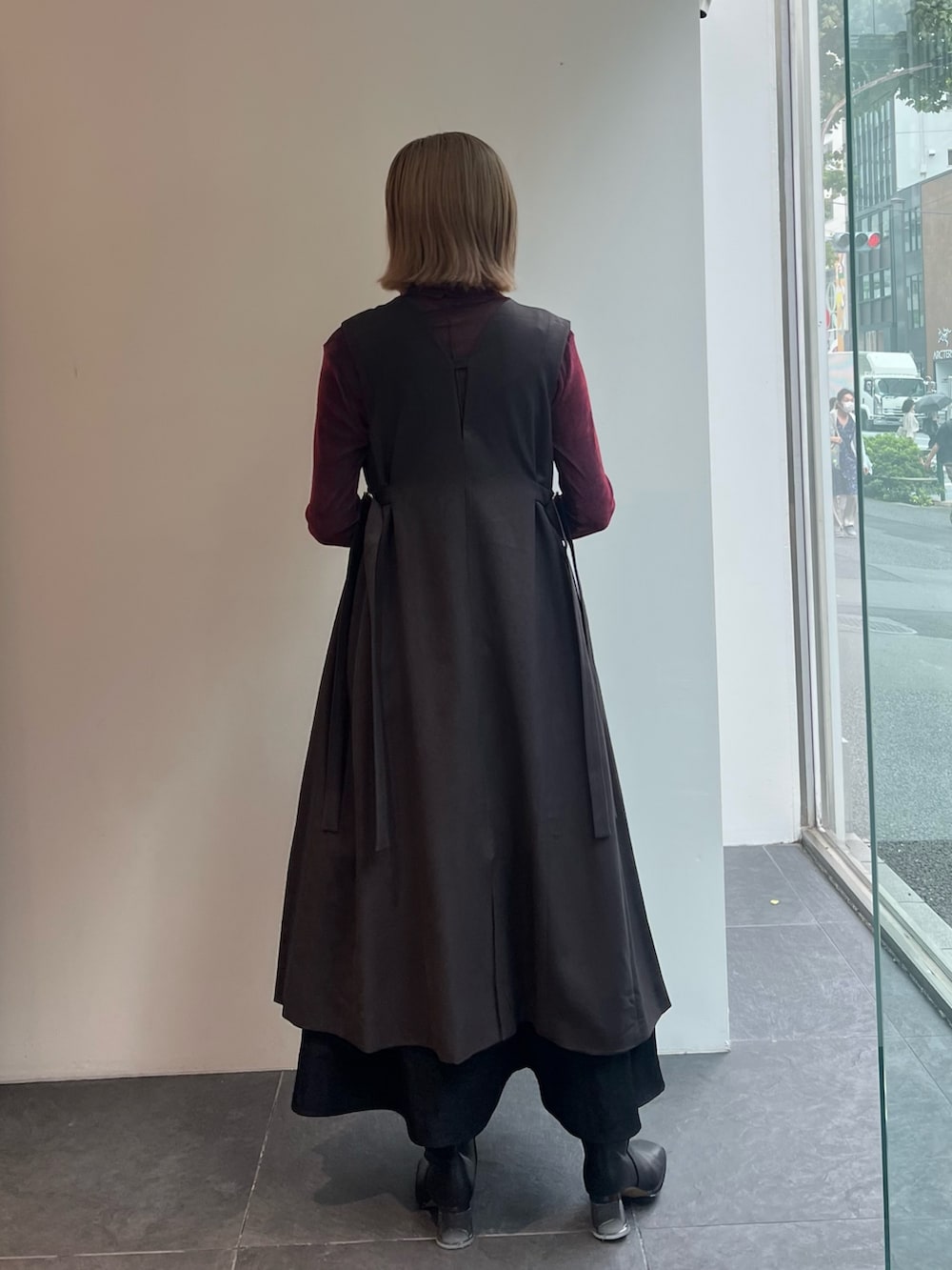 グレー系のワンピースを着用したレディースの秋コーディネートの3枚目の写真