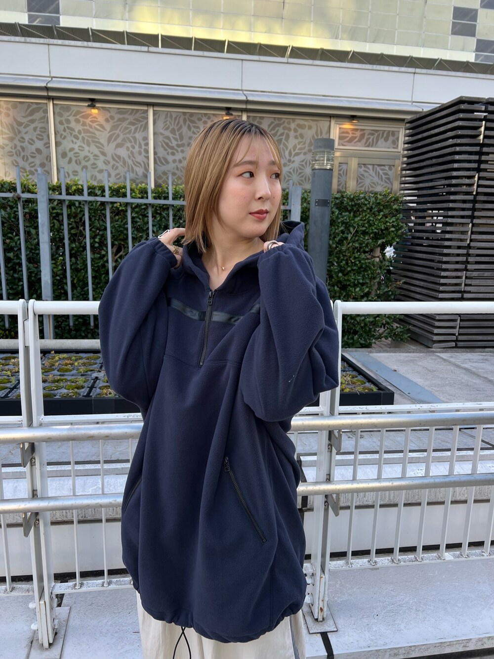 「パンツスタイル、パーカー、フリース」｜「CITY TOKYOのハーフジップフリースオーバーパーカー（パーカー、ブルー系）」を使った、福田優花さん（レディース・163cm）の秋コーディネートの4枚目の写真