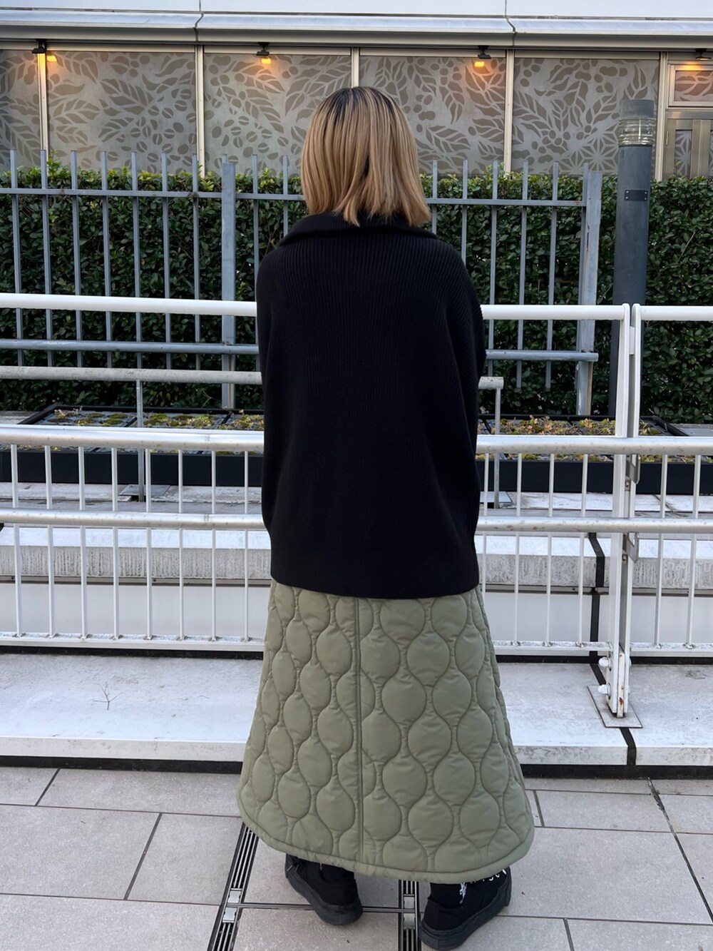 「ハーフジップ、ニット、スカート、ロングスカート」｜「CITY TOKYOのハーフZIPオーバーニットトップス（ニット/セーター、ブラック系）」を使った、福田優花さん（レディース・163cm）の秋コーディネートの2枚目の写真