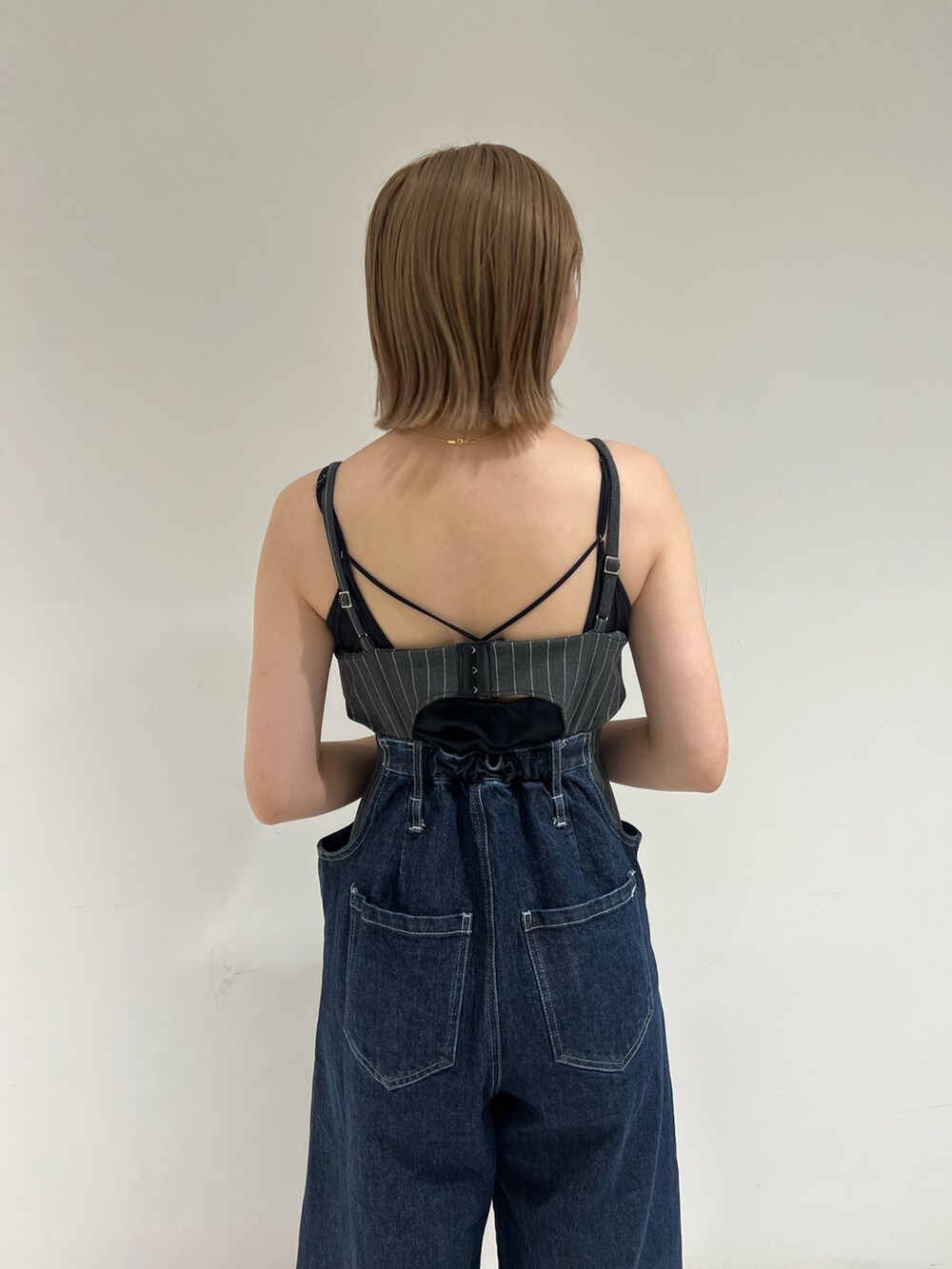 「PUBLIC TOKYOのホールデニムオールインワン（サロペット/オーバーオール、ブルー系）」を使った、福田優花さん（レディース・163cm）の秋コーディネートの8枚目の写真