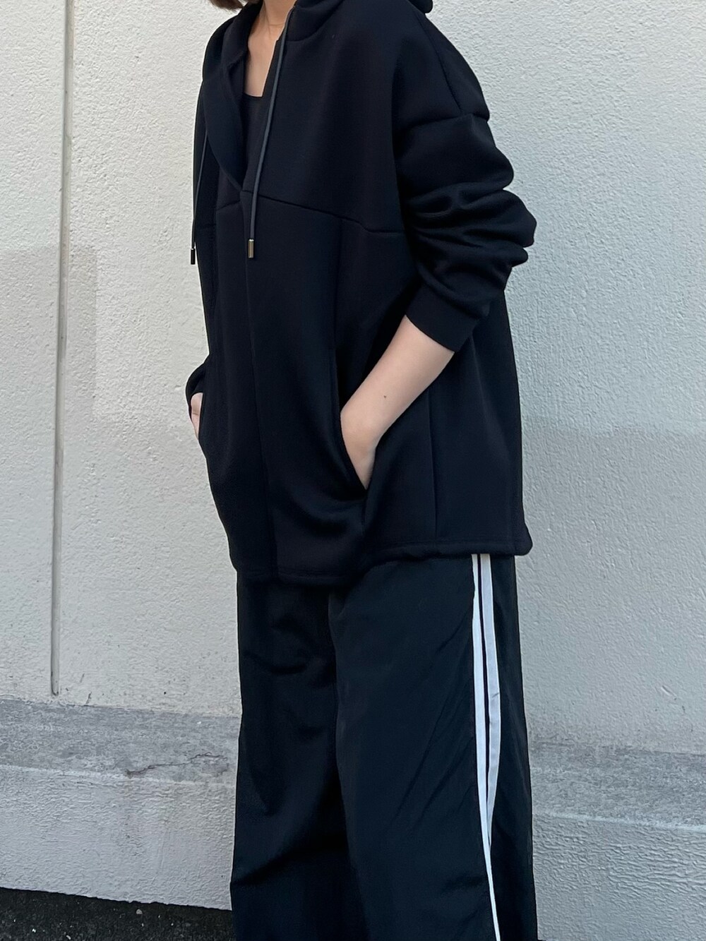 「CITY TOKYOのダンボールメキシカンパーカーフーディー（パーカー、ブラック系）」を使った、福田優花さん（レディース・163cm）の冬コーディネートの6枚目の写真