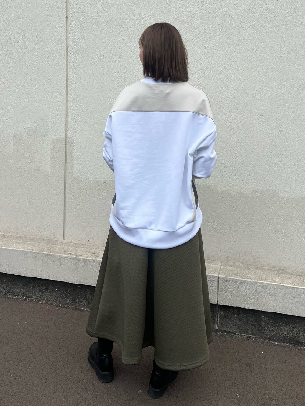 「ファッションを楽しもう、スウェット、フレアスカート」｜「CITY TOKYOのアクティブラインスウェットトップス（スウェット、ホワイト系）」を使った、福田優花さん（レディース・163cm）の秋コーディネートの4枚目の写真