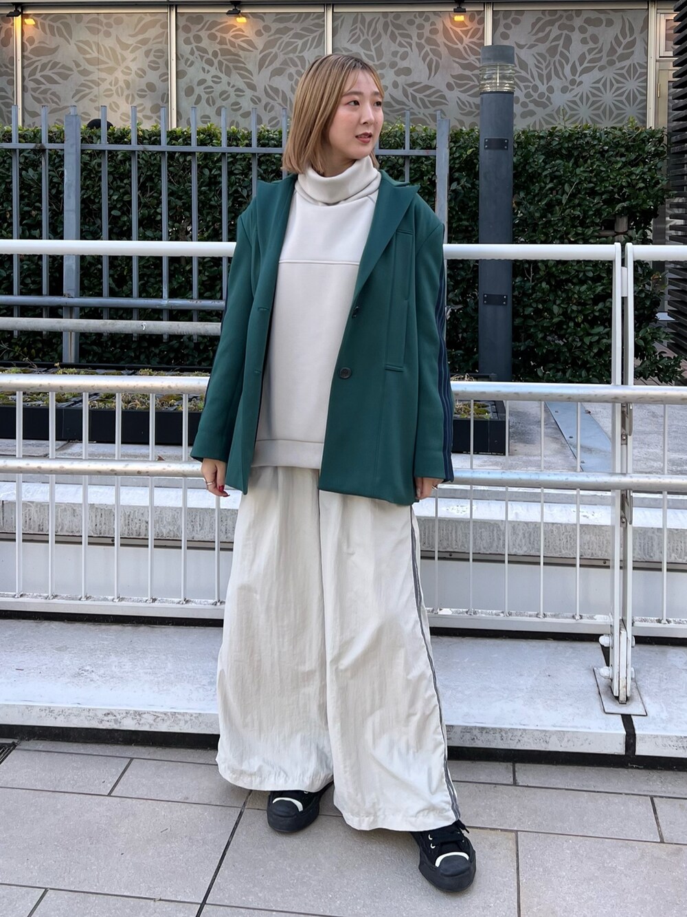 「ジャケット、ジャケットスタイル、スウェット」｜「CITY TOKYOのオーバージャージラインジャケット（テーラードジャケット、グリーン系）」を使った、福田優花さん（レディース・163cm）の秋コーディネートの2枚目の写真