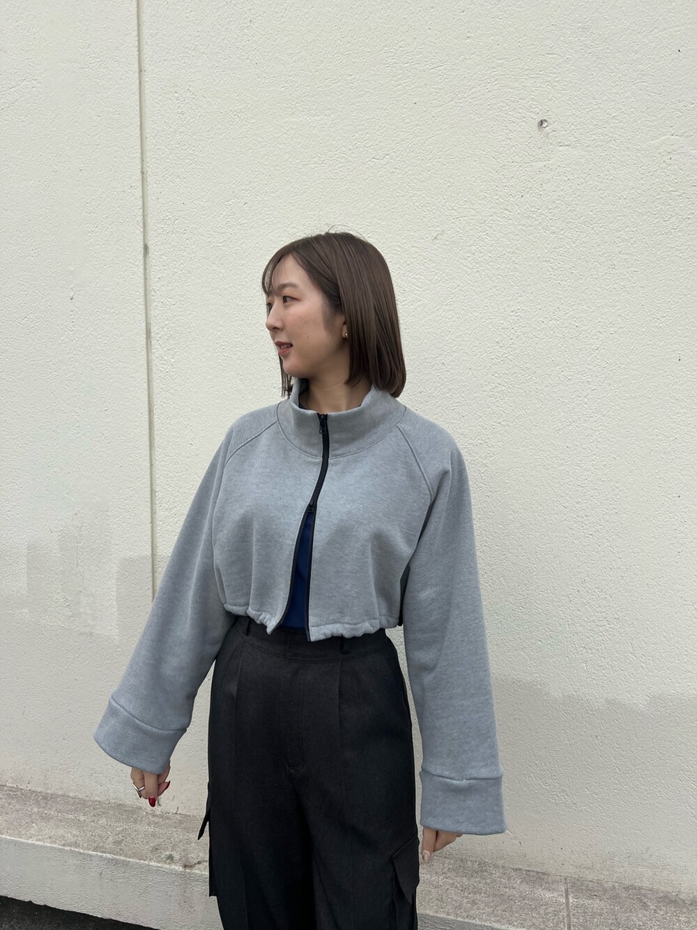 「ショート丈、スウェット、カーゴパンツ」｜「CITY TOKYOのジップアップショートトレーナースウェット（スウェット、グレー系）」を使った、福田優花さん（レディース・163cm）の秋コーディネートの3枚目の写真