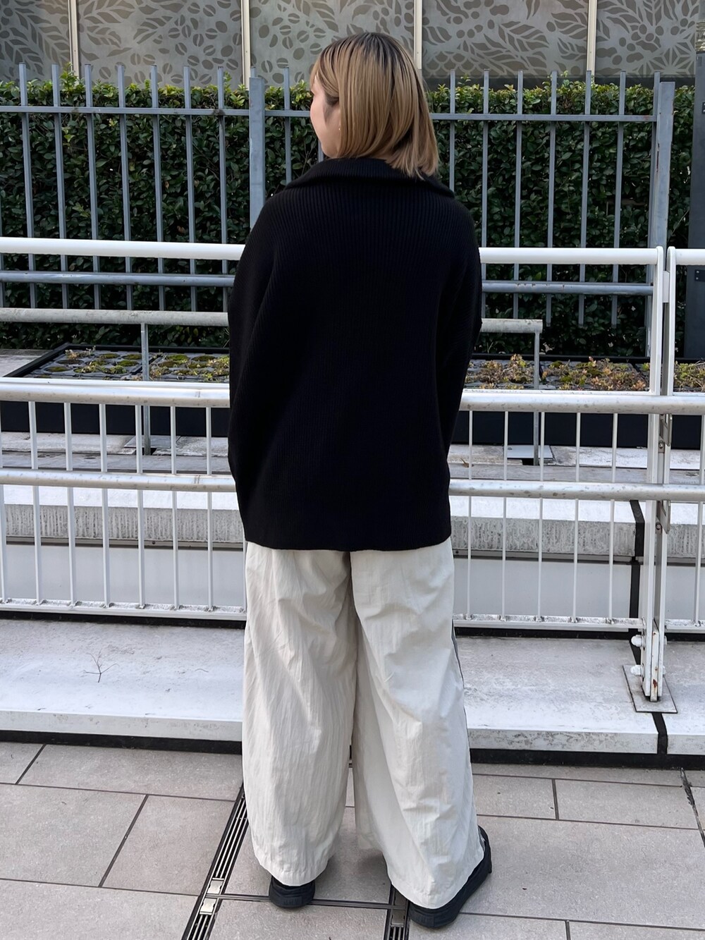 「ハーフジップ、ニット、オーバーニット、ラインパンツ、ワイドパンツ」｜「CITY TOKYOのハーフZIPオーバーニットトップス（ニット/セーター、ブラック系）」を使った、福田優花さん（レディース・163cm）の秋コーディネートの2枚目の写真