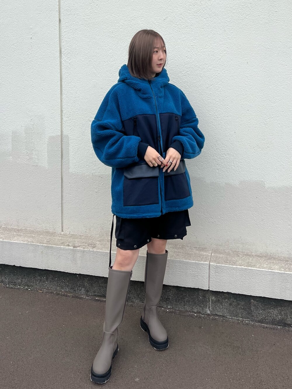 「ボアジャケット、ショーツ、ロングブーツ」｜「CITY TOKYOの【限定アイテム】マルチスリットストレートパンツ（その他パンツ、ブラック系）」を使った、福田優花さん（レディース・163cm）の秋コーディネートの2枚目の写真