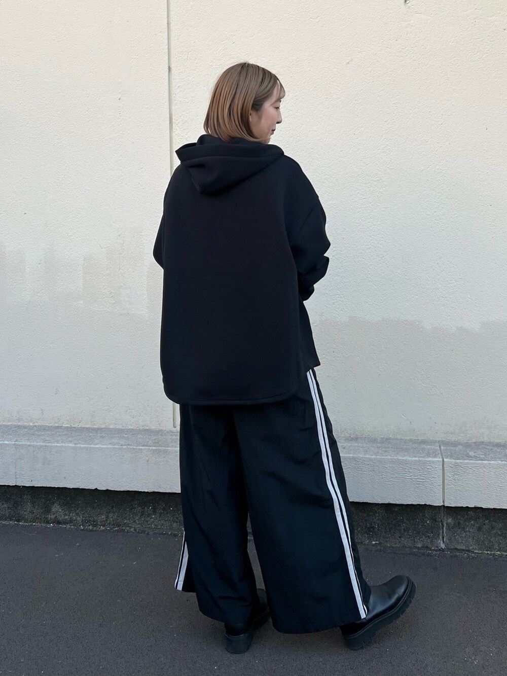 「CITY TOKYOのダンボールメキシカンパーカーフーディー（パーカー、ブラック系）」を使った、福田優花さん（レディース・163cm）の冬コーディネートの3枚目の写真