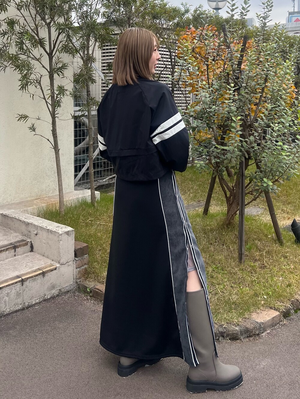 「クロップドトップス、ロングスカート、ロングブーツ」｜「CITY TOKYOのハーフジップショートピステ（Tシャツ/カットソー、ブラック系）」を使った、福田優花さん（レディース・163cm）の冬コーディネートの3枚目の写真