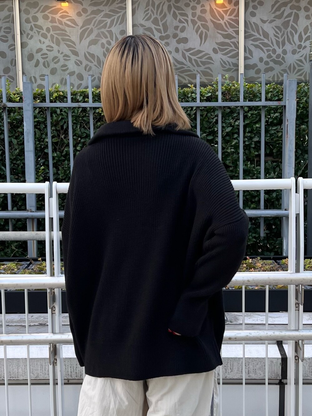 「ハーフジップ、ニット、オーバーニット、ラインパンツ、ワイドパンツ」｜「CITY TOKYOのハーフZIPオーバーニットトップス（ニット/セーター、ブラック系）」を使った、福田優花さん（レディース・163cm）の秋コーディネートの4枚目の写真