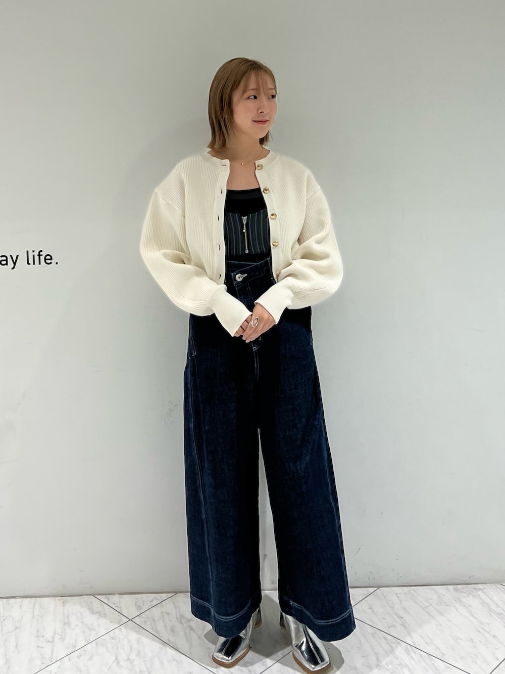 ベージュ系のカーディガン/ボレロを着用したレディースの秋コーディネートの4枚目の写真