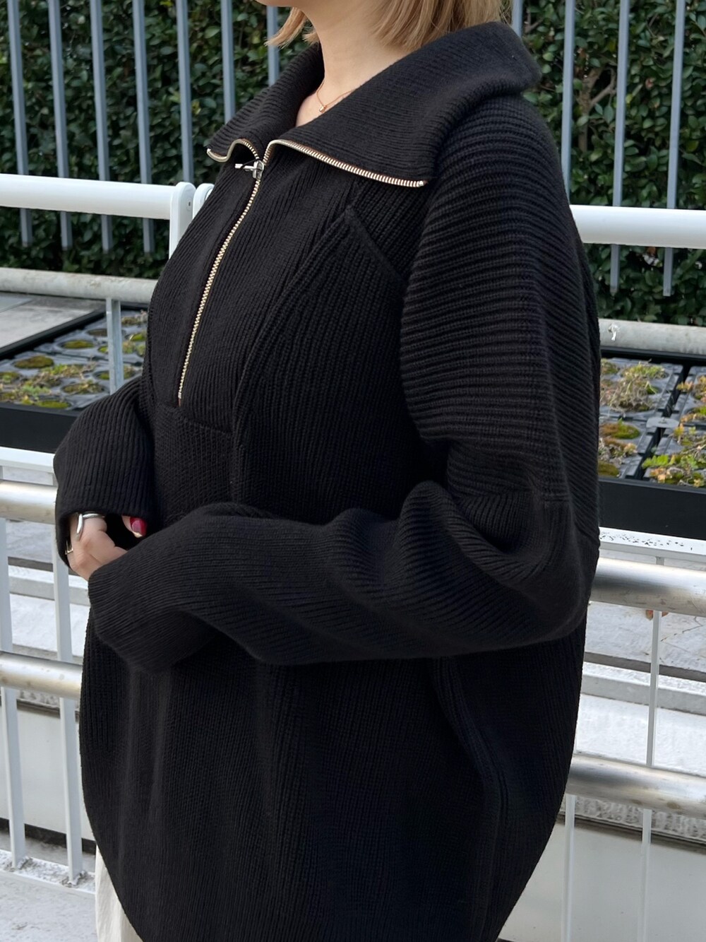 「ハーフジップ、ニット、スカート、ロングスカート」｜「CITY TOKYOのハーフZIPオーバーニットトップス（ニット/セーター、ブラック系）」を使った、福田優花さん（レディース・163cm）の秋コーディネートの5枚目の写真