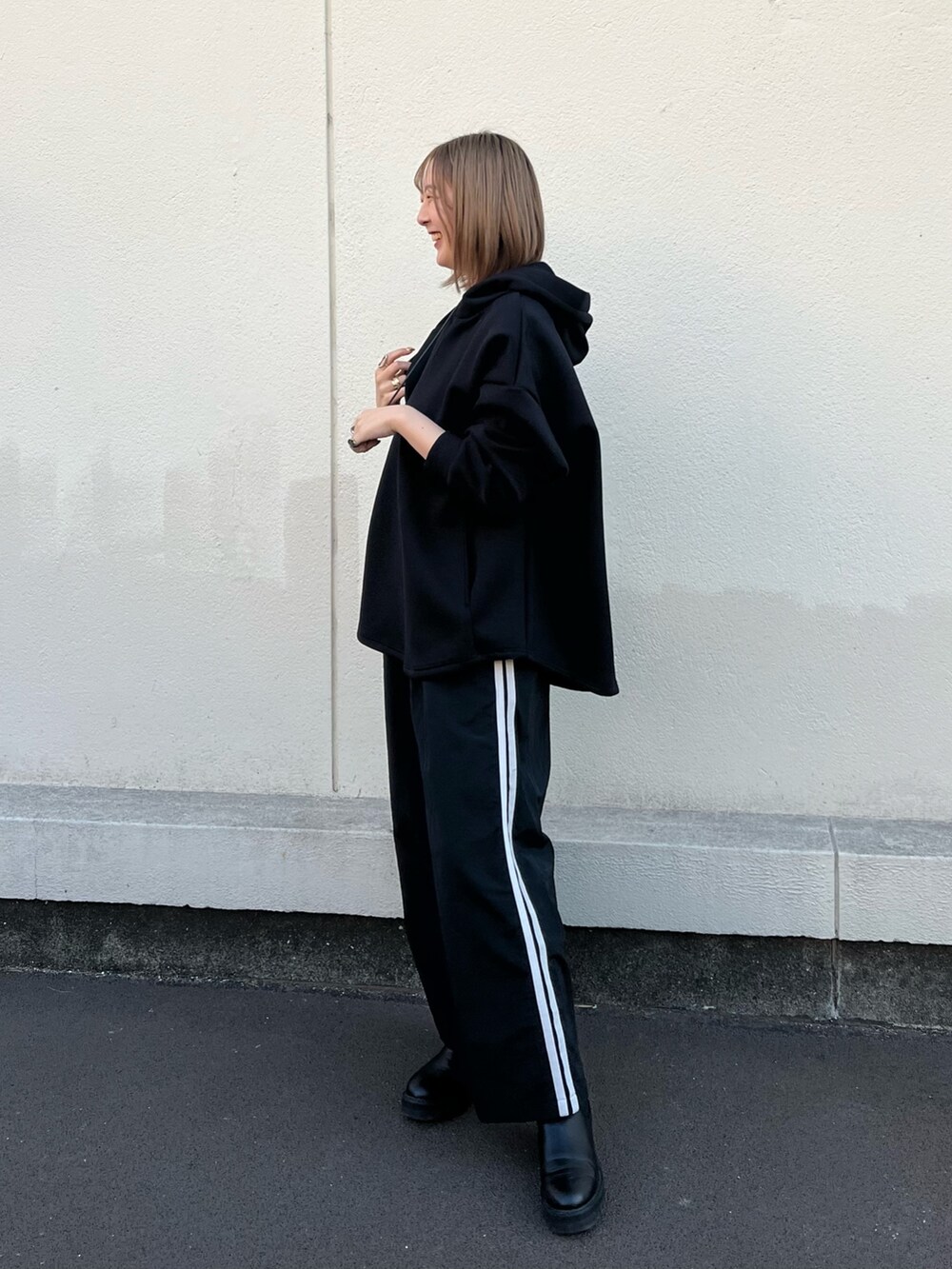 「CITY TOKYOのダンボールメキシカンパーカーフーディー（パーカー、ブラック系）」を使った、福田優花さん（レディース・163cm）の冬コーディネートの2枚目の写真