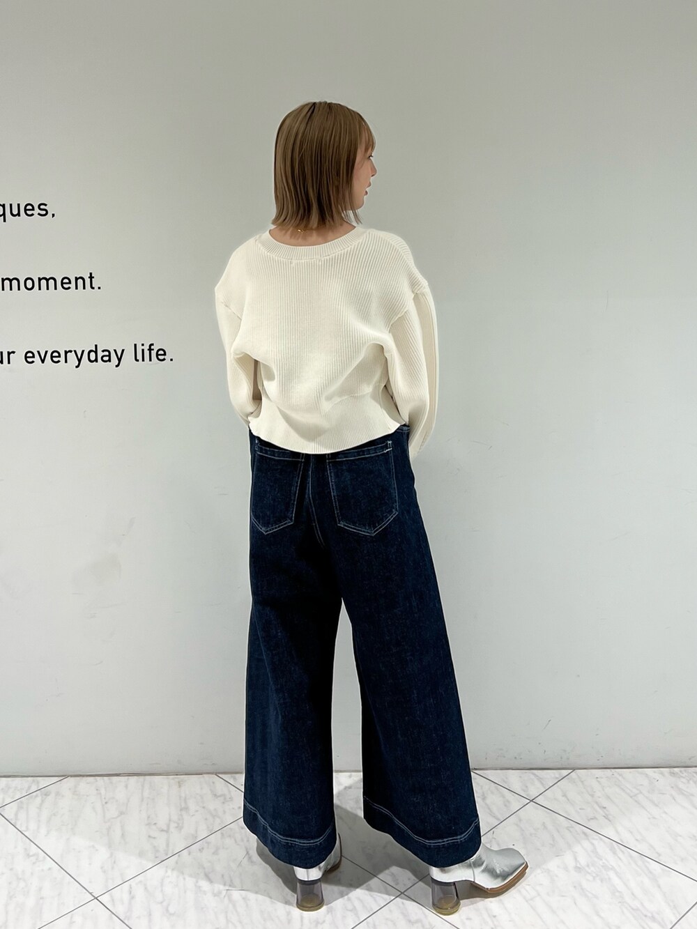 ベージュ系のカーディガン/ボレロを着用したレディースの秋コーディネートの3枚目の写真