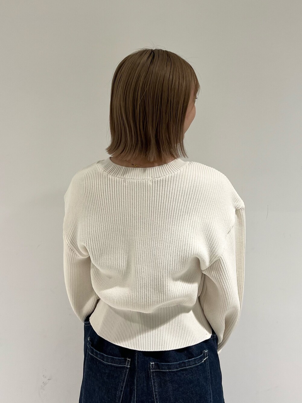 ベージュ系のカーディガン/ボレロを着用したレディースの秋コーディネートの7枚目の写真