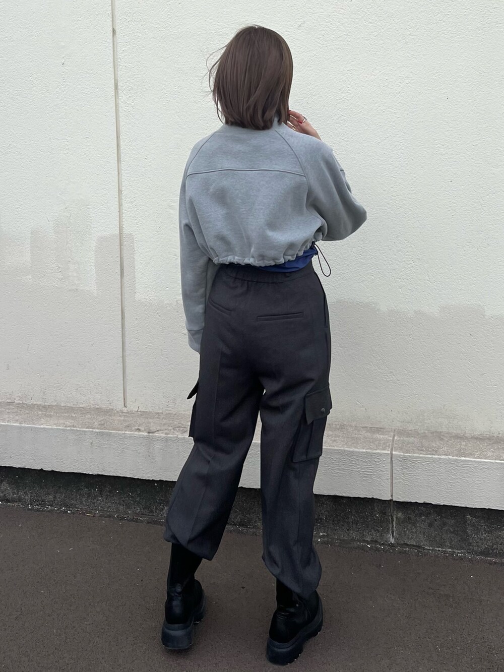 「ショート丈、スウェット、カーゴパンツ」｜「CITY TOKYOのジップアップショートトレーナースウェット（スウェット、グレー系）」を使った、福田優花さん（レディース・163cm）の秋コーディネートの2枚目の写真