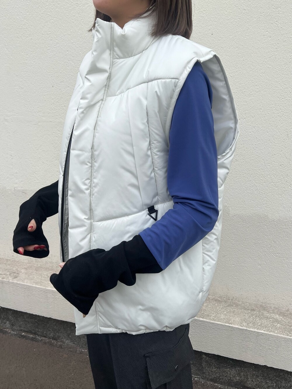 「ダウンベスト、カーゴパンツ」｜「CITY TOKYOのウールライクパラシュートカーゴパンツ（カーゴパンツ、グレー系）」を使った、福田優花さん（レディース・163cm）の秋コーディネートの6枚目の写真