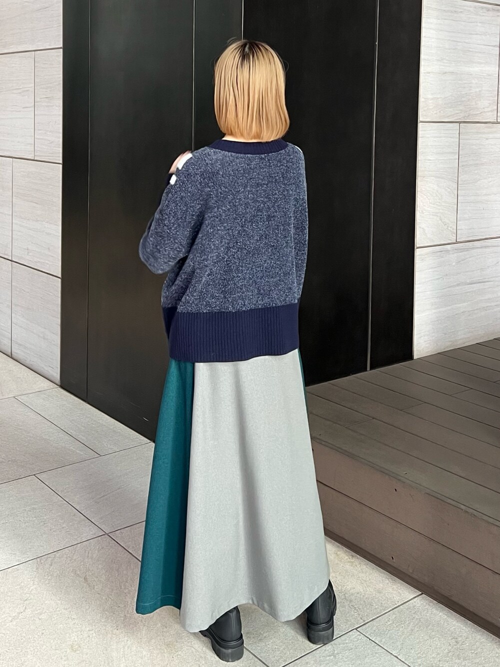 「スポーツミックス、ニット、ショート丈トップス、フレアスカート、ラインスカート」｜「CITY TOKYOのダブルラインショートニットトップス（ニット/セーター、ブルー系）」を使った、福田優花さん（レディース・163cm）の秋コーディネートの3枚目の写真