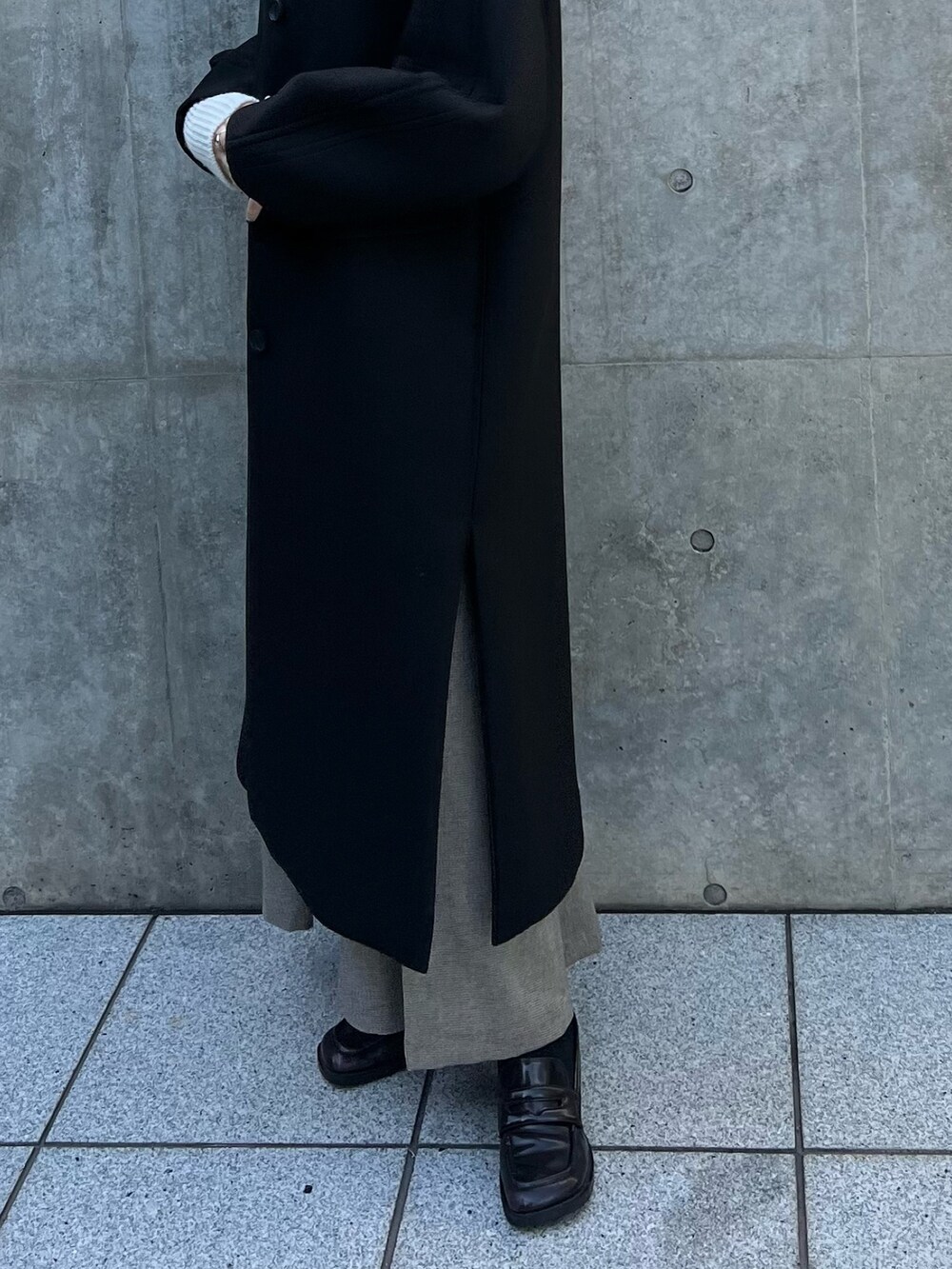 「ロングコート」｜「PUBLIC TOKYOのツイードボンディングコート（ステンカラーコート、ブラック系）」を使った、福田優花さん（レディース・163cm）の秋コーディネートの7枚目の写真