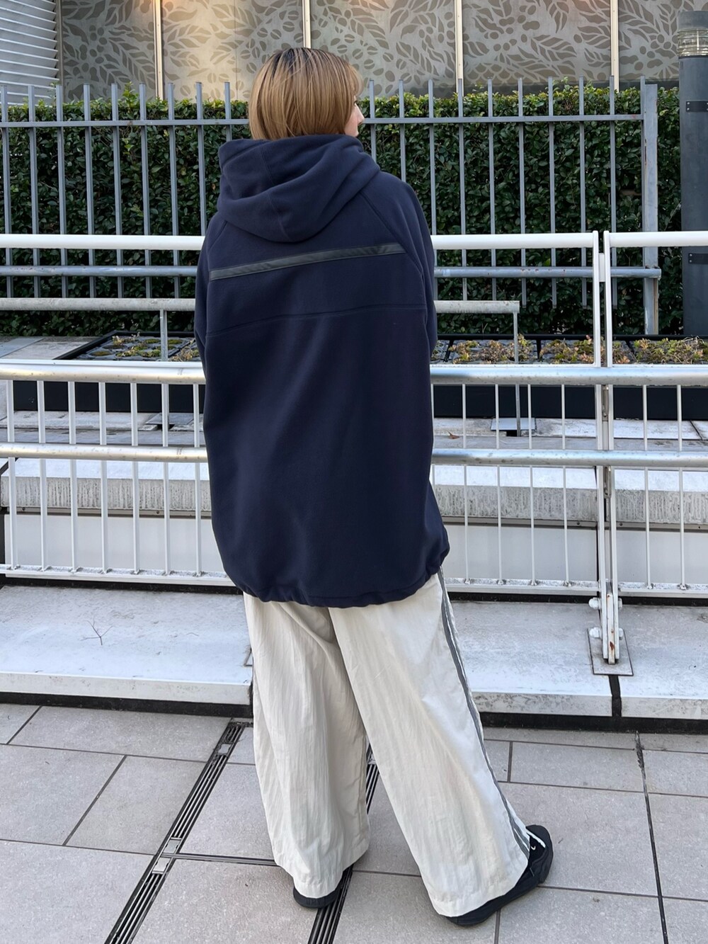 「パンツスタイル、パーカー、フリース」｜「CITY TOKYOのハーフジップフリースオーバーパーカー（パーカー、ブルー系）」を使った、福田優花さん（レディース・163cm）の秋コーディネートの3枚目の写真