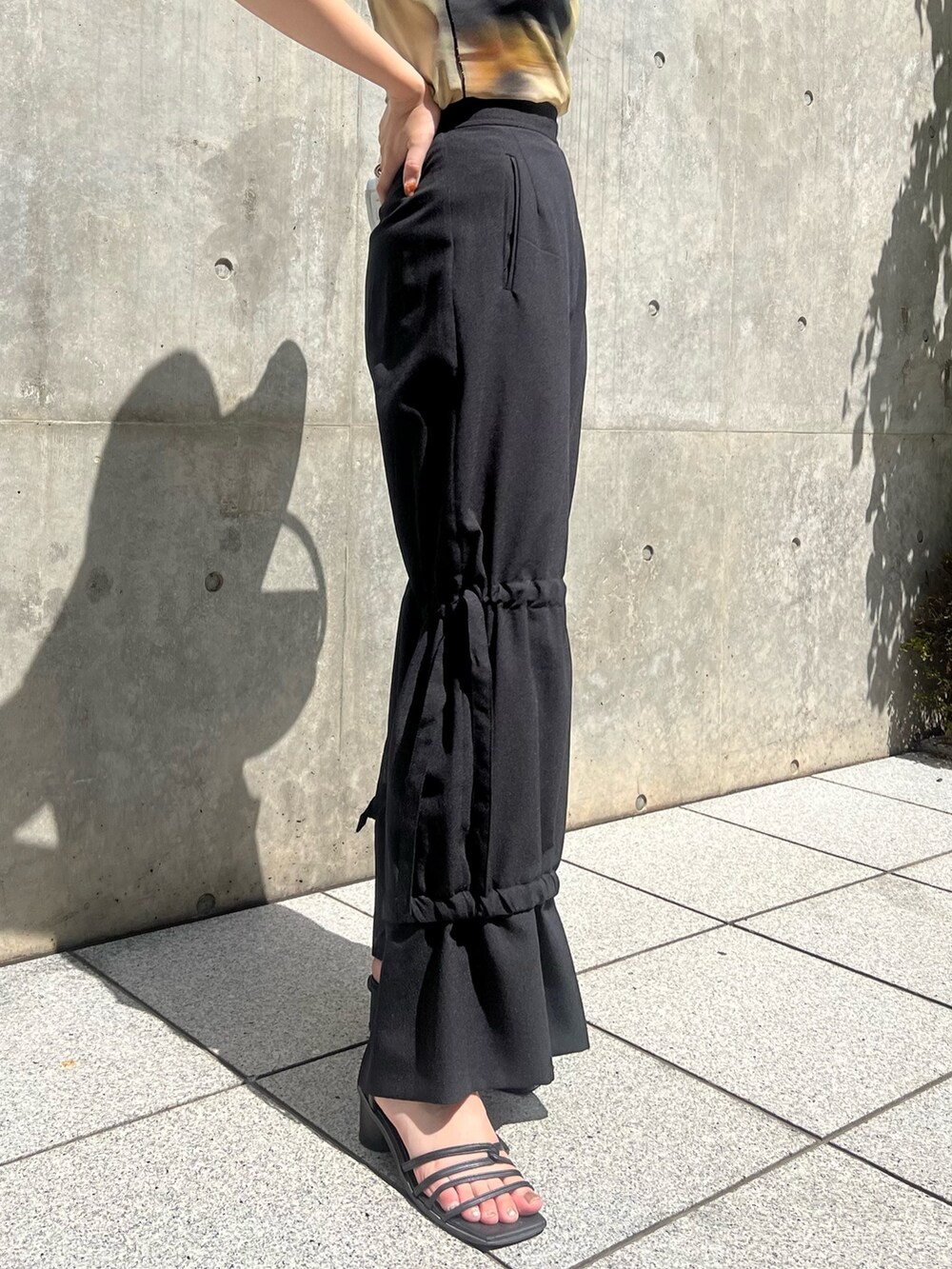 ブラック系のその他パンツを着用したレディースの夏コーディネートの5枚目の写真