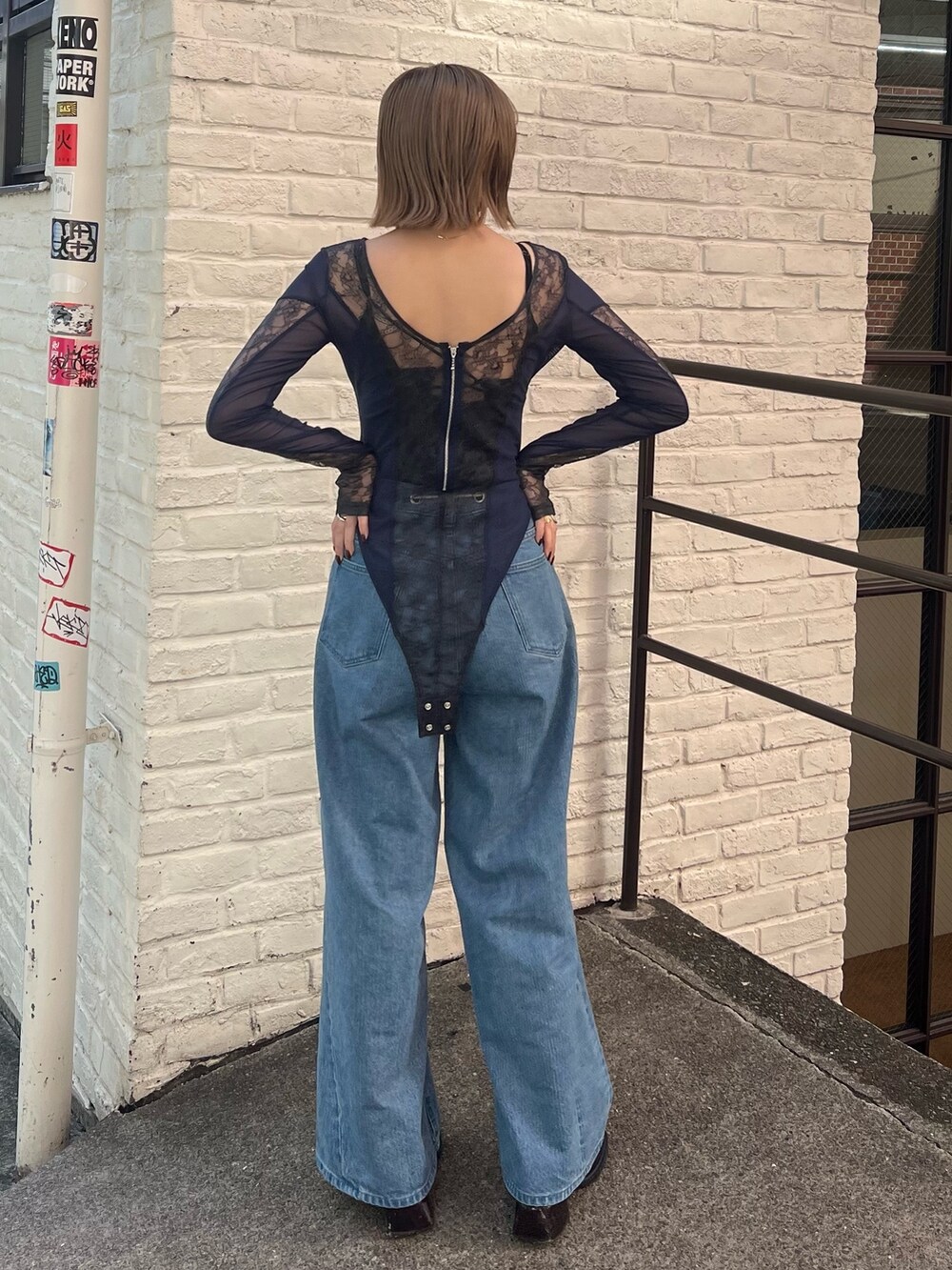 「PUBLIC TOKYOのレースボディスーツ（Tシャツ/カットソー、ブルー系）」を使った、福田優花さん（レディース・163cm）の秋コーディネートの3枚目の写真