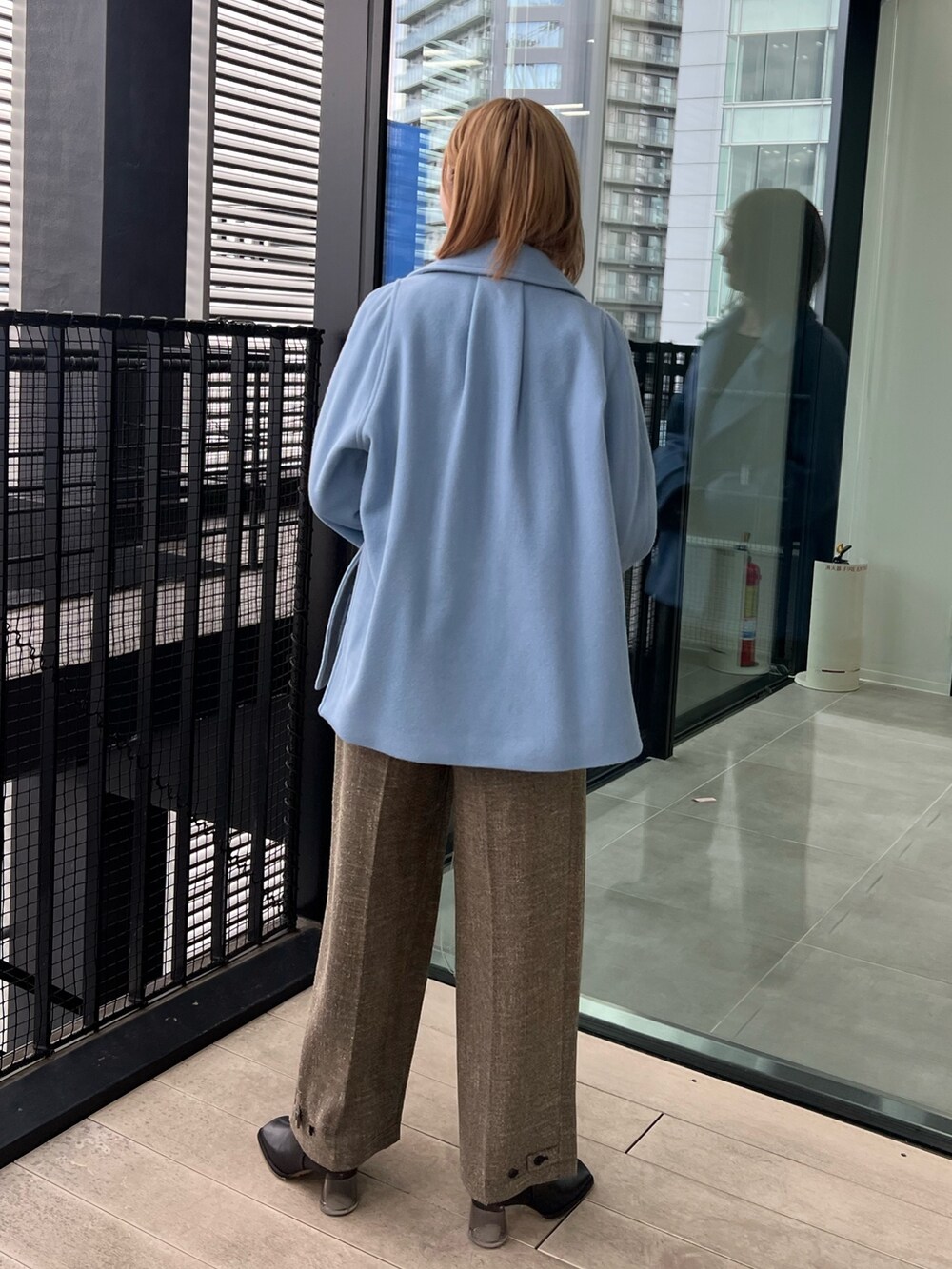 「ショートコート、ショートジャケット」｜「PUBLIC TOKYOのショートジャケットコート（チェスターコート、ブルー系）」を使った、福田優花さん（レディース・163cm）の秋コーディネートの2枚目の写真