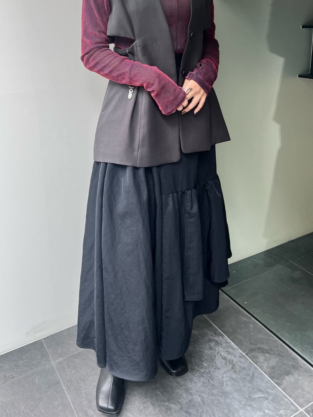 「ジレ、ベロア、シアートップス、ブラックスカート、黒スカート、フレアスカート」｜「PUBLIC TOKYOのパウダーツイルベルテッドジレ（ノーカラージャケット、グレー系）」を使った、福田優花さん（レディース・163cm）の秋コーディネートの7枚目の写真