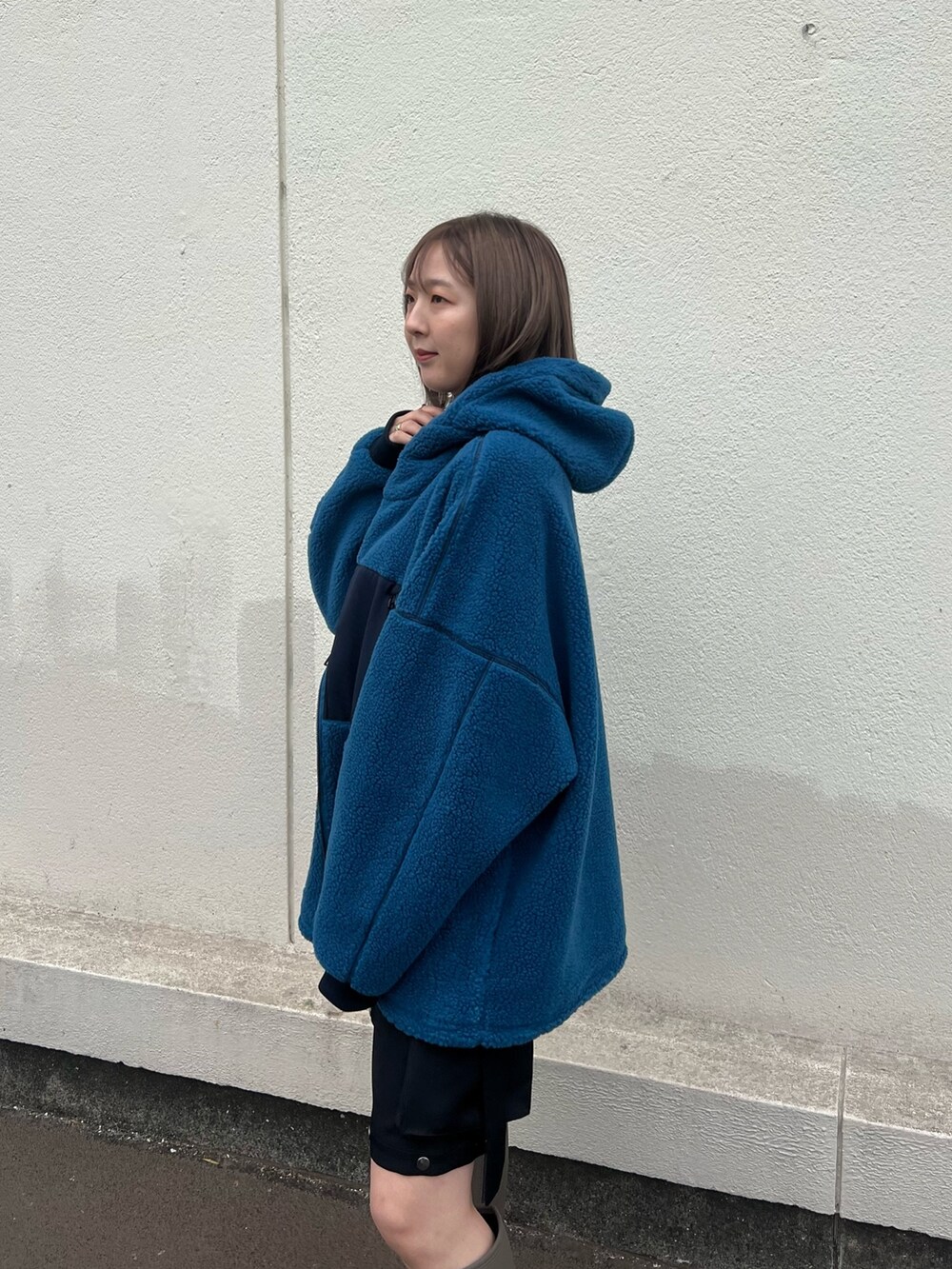 「ボアジャケット、ショーツ、ロングブーツ」｜「CITY TOKYOの【限定アイテム】マルチスリットストレートパンツ（その他パンツ、ブラック系）」を使った、福田優花さん（レディース・163cm）の秋コーディネートの4枚目の写真
