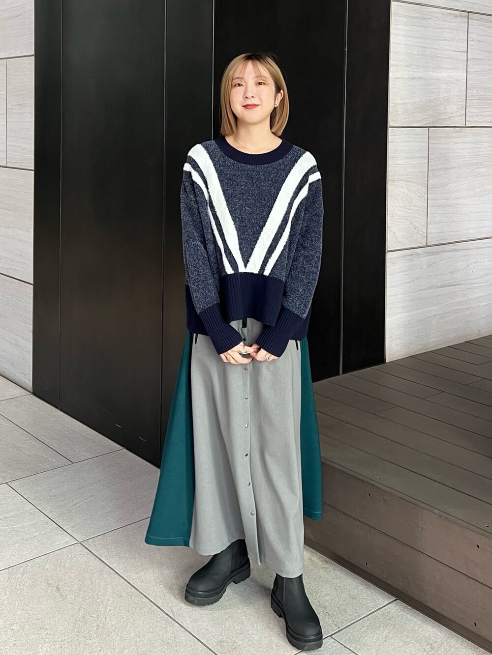 「スポーツミックス、ニット、ショート丈トップス、フレアスカート、ラインスカート」｜「CITY TOKYOのダブルラインショートニットトップス（ニット/セーター、ブルー系）」を使った、福田優花さん（レディース・163cm）の秋コーディネートの2枚目の写真