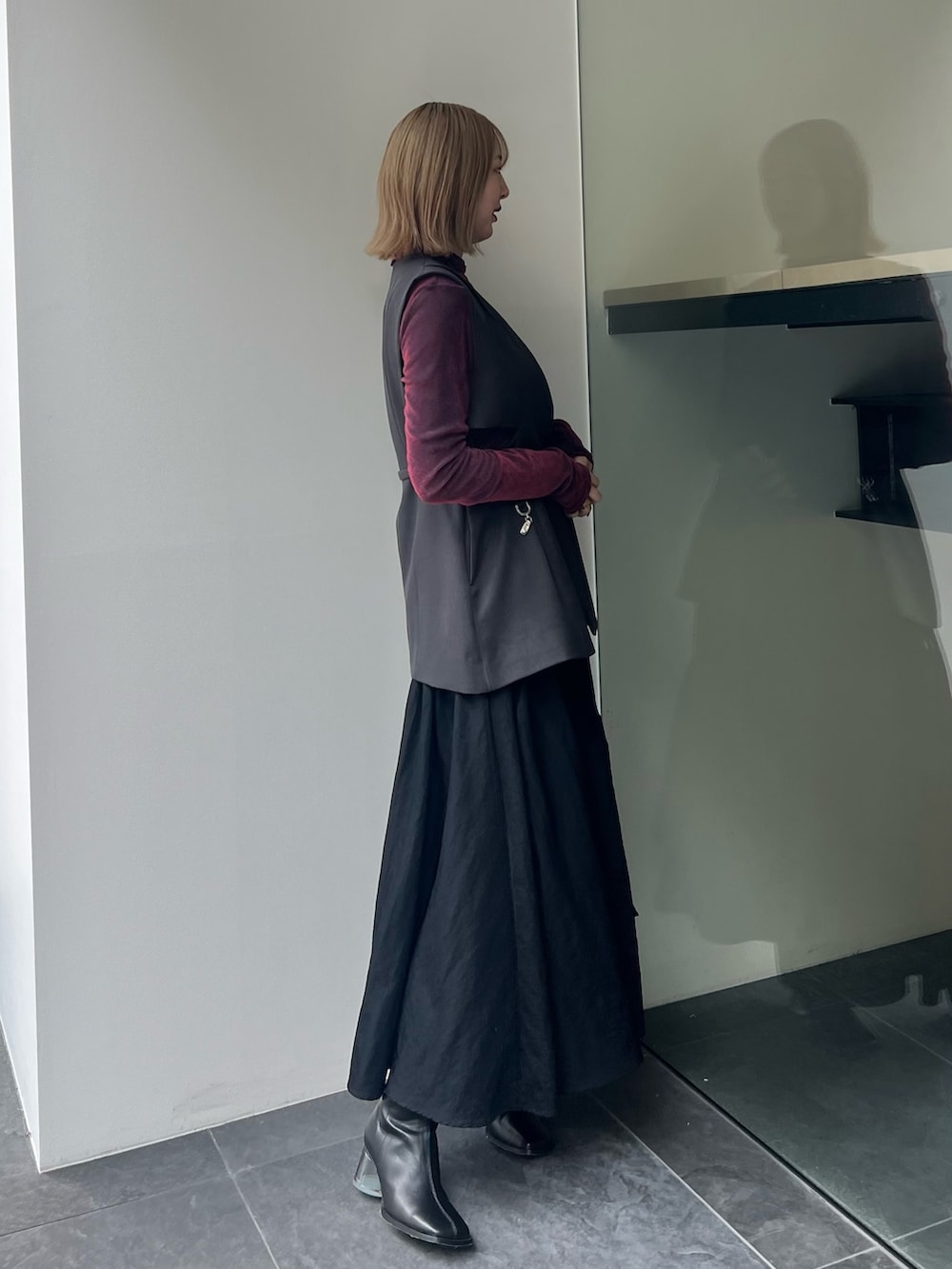 「ジレ、ベロア、シアートップス、ブラックスカート、黒スカート、フレアスカート」｜「PUBLIC TOKYOのパウダーツイルベルテッドジレ（ノーカラージャケット、グレー系）」を使った、福田優花さん（レディース・163cm）の秋コーディネートの2枚目の写真