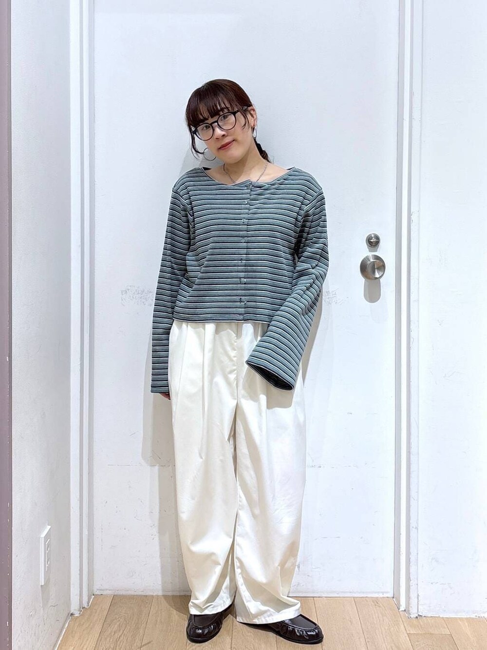 ホワイト系のその他パンツ、グリーン系のカーディガン/ボレロを着用したレディースの春コーディネートの4枚目の写真