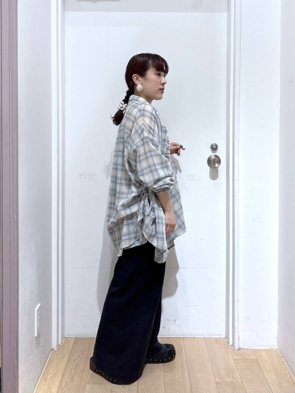 ブラック系のデニムパンツ、ブルー系のその他トップス、ブルー系のシャツ/ブラウスを着用したレディースの春コーディネートの5枚目の写真