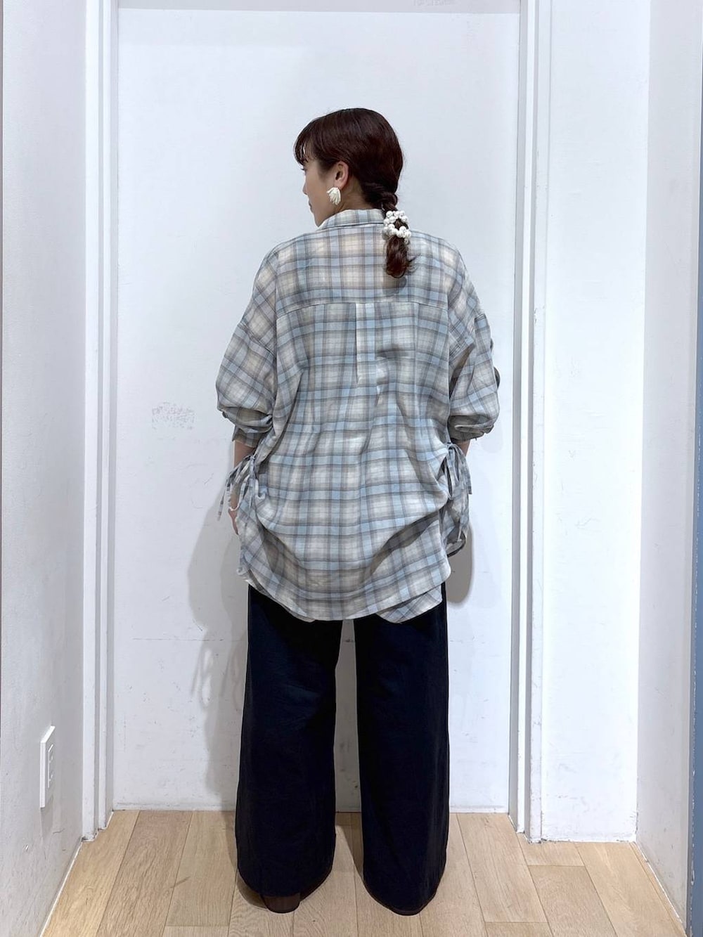 ブラック系のデニムパンツ、ブルー系のその他トップス、ブルー系のシャツ/ブラウスを着用したレディースの春コーディネートの4枚目の写真