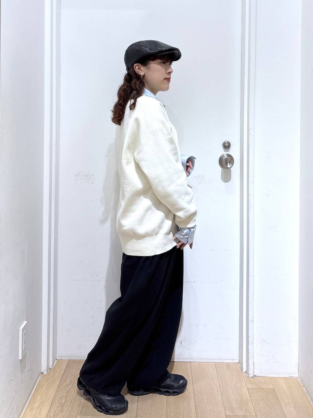 ブルー系のシャツ/ブラウス、ホワイト系のニット/セーターを着用したレディースの冬コーディネートの3枚目の写真