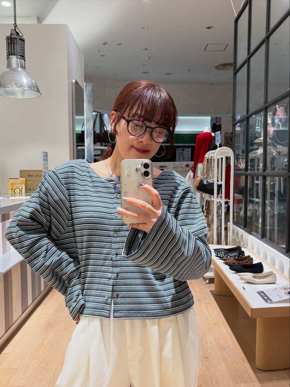 ホワイト系のその他パンツ、グリーン系のカーディガン/ボレロを着用したレディースの春コーディネートの6枚目の写真