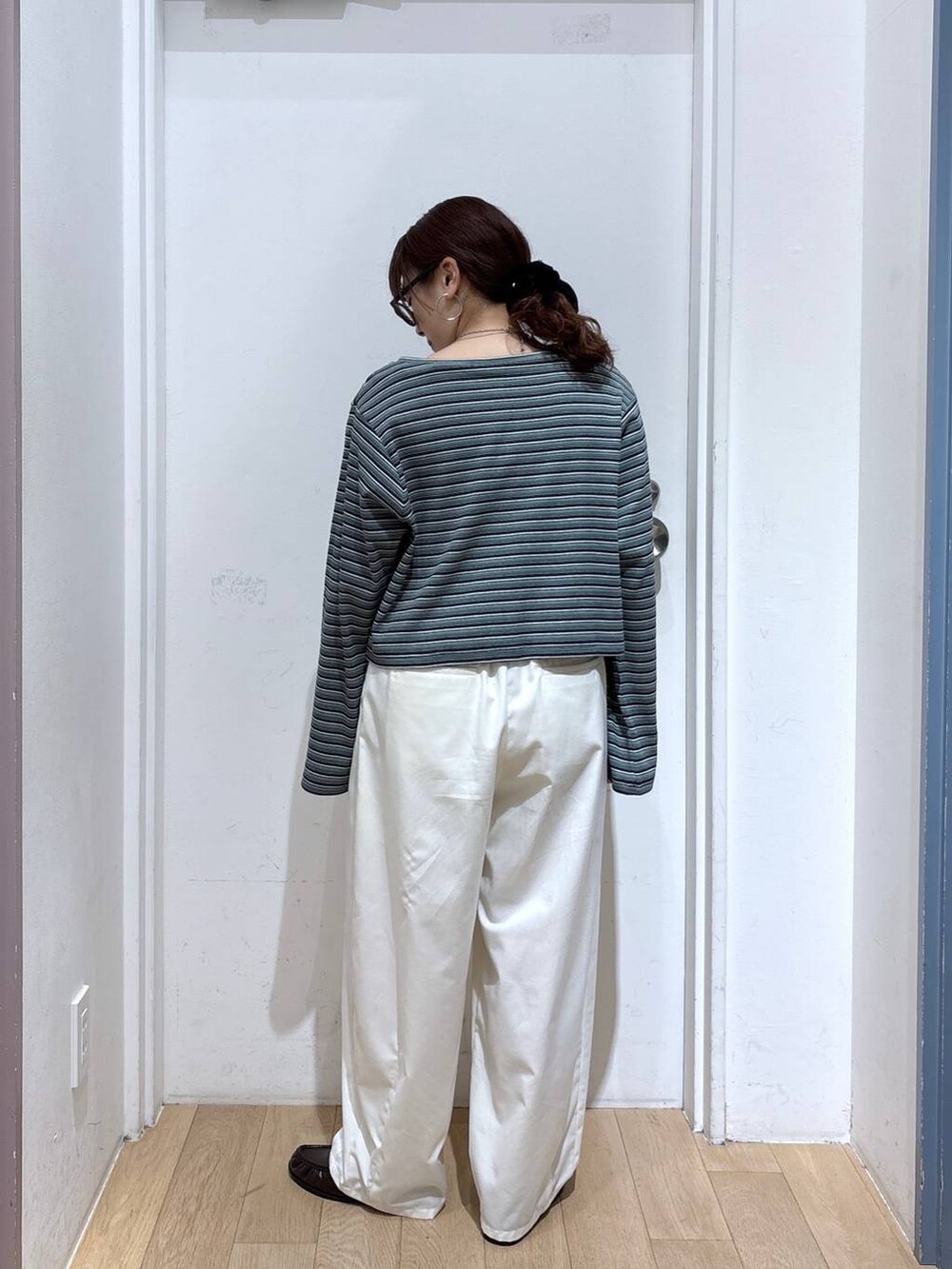 ホワイト系のその他パンツ、グリーン系のカーディガン/ボレロを着用したレディースの春コーディネートの3枚目の写真