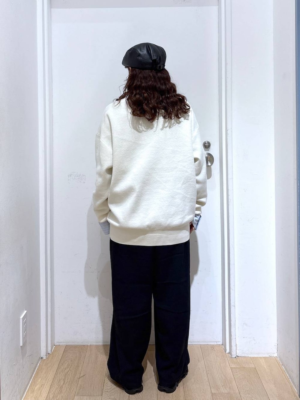 ブルー系のシャツ/ブラウス、ホワイト系のニット/セーターを着用したレディースの冬コーディネートの4枚目の写真