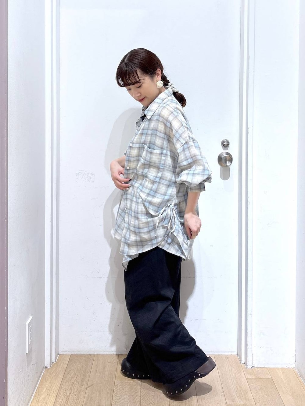 ブラック系のデニムパンツ、ブルー系のその他トップス、ブルー系のシャツ/ブラウスを着用したレディースの春コーディネートの3枚目の写真