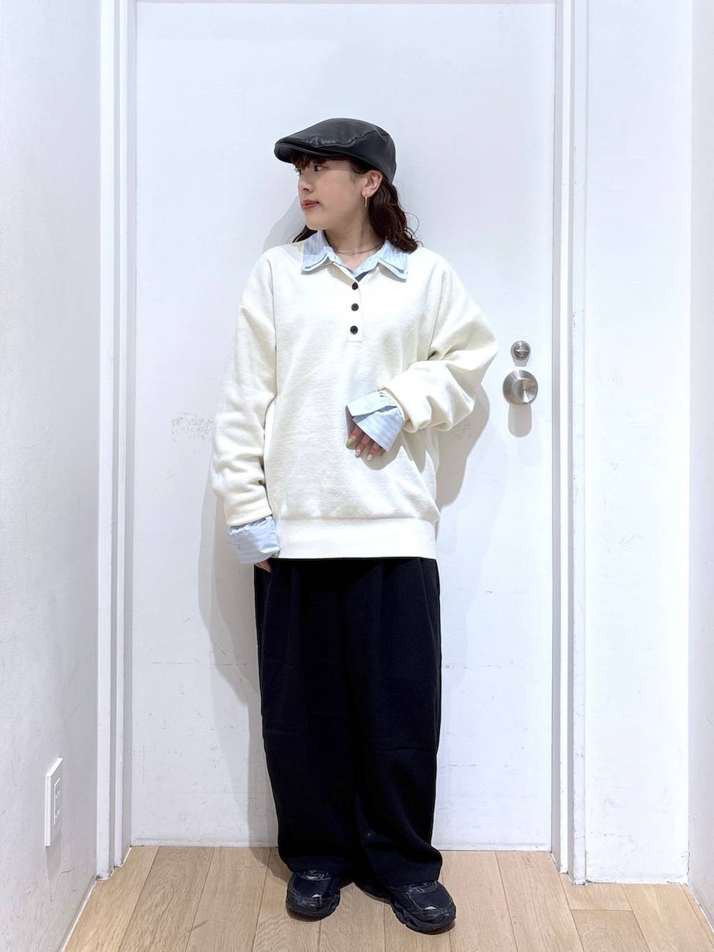 ブルー系のシャツ/ブラウス、ホワイト系のニット/セーターを着用したレディースの冬コーディネートの2枚目の写真