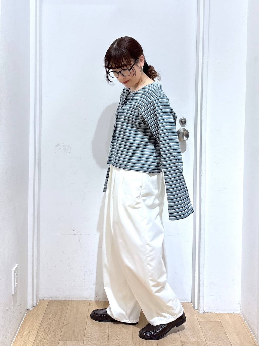 ホワイト系のその他パンツ、グリーン系のカーディガン/ボレロを着用したレディースの春コーディネートの2枚目の写真