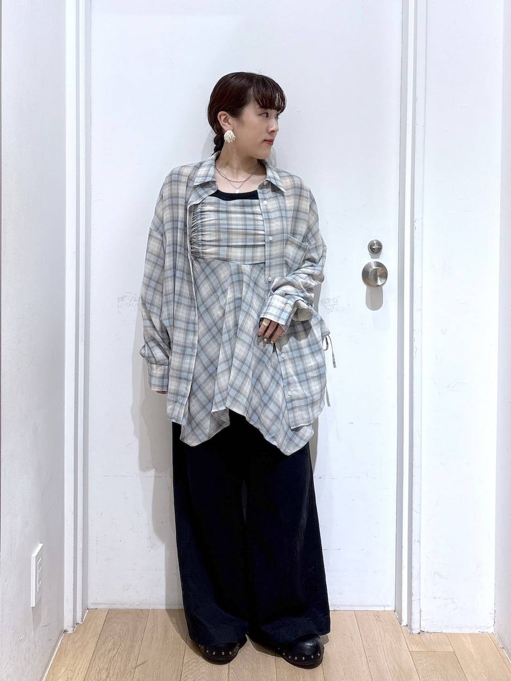 ブラック系のデニムパンツ、ブルー系のその他トップス、ブルー系のシャツ/ブラウスを着用したレディースの春コーディネートの2枚目の写真