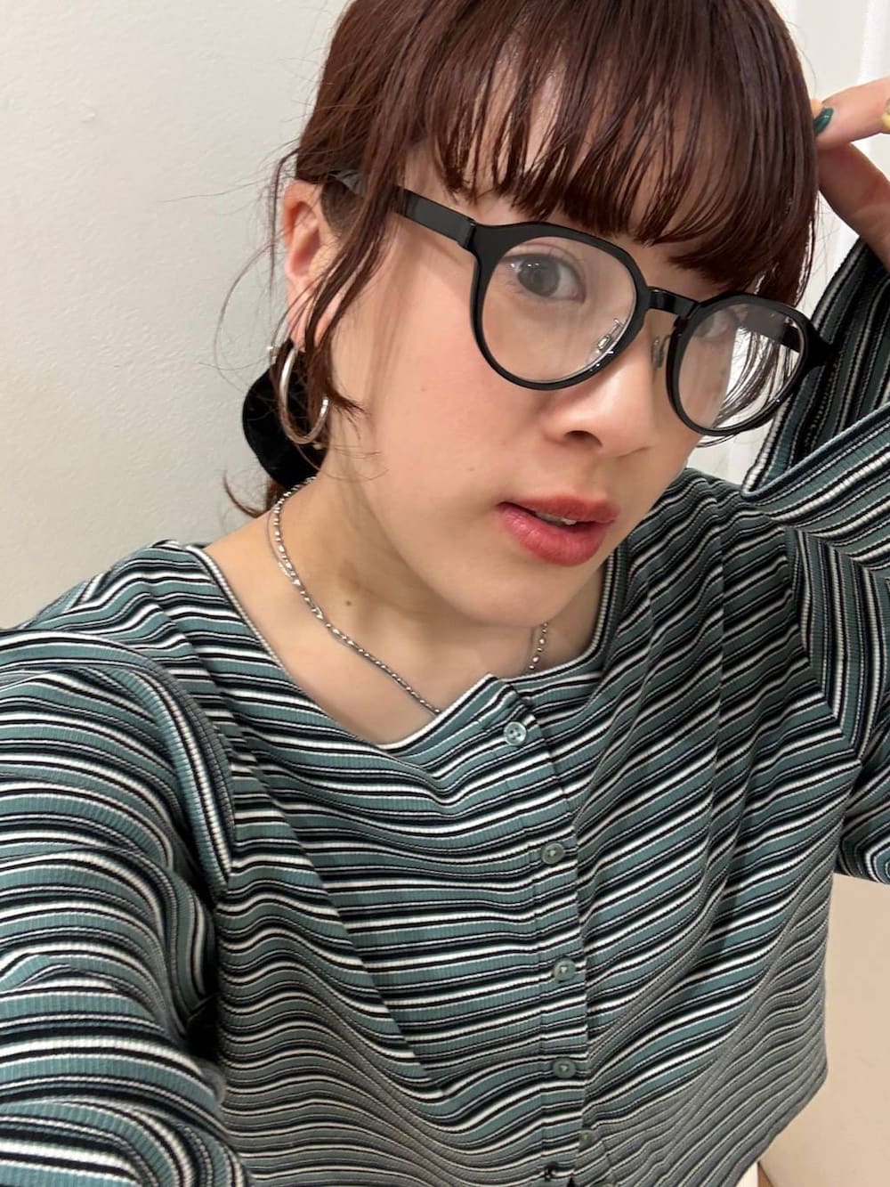 ホワイト系のその他パンツ、グリーン系のカーディガン/ボレロを着用したレディースの春コーディネートの5枚目の写真