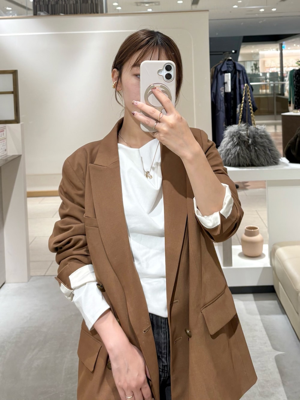 ホワイト系のTシャツ/カットソー、ブラック系のデニムパンツ、イエロー系のテーラードジャケットを着用したレディースの秋コーディネートの2枚目の写真