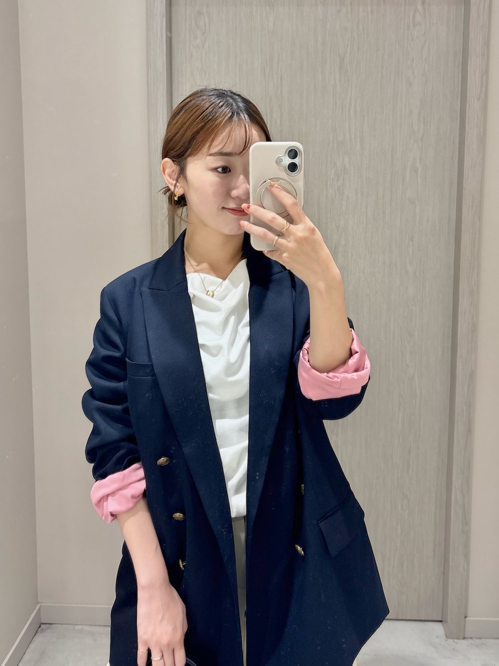 ブルー系のテーラードジャケット、ホワイト系のTシャツ/カットソー、ベージュ系のその他パンツを着用したレディースの秋コーディネートの2枚目の写真