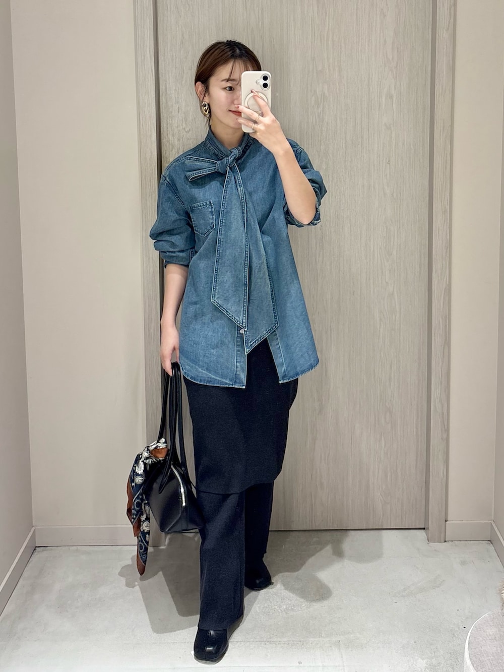 ブルー系のシャツ/ブラウス、ブラック系のその他パンツ、ベージュ系のベストを着用したレディースの秋コーディネートの2枚目の写真