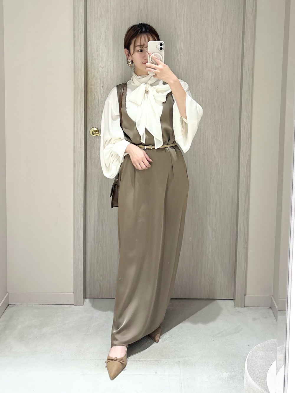 ホワイト系のシャツ/ブラウス、ブラウン系のワンピース、ホワイト系のその他アウターを着用したレディースの秋コーディネートの2枚目の写真